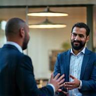 Mehdi El Mansouri, Responsable Service Commercial, présente un planning à un client heureux